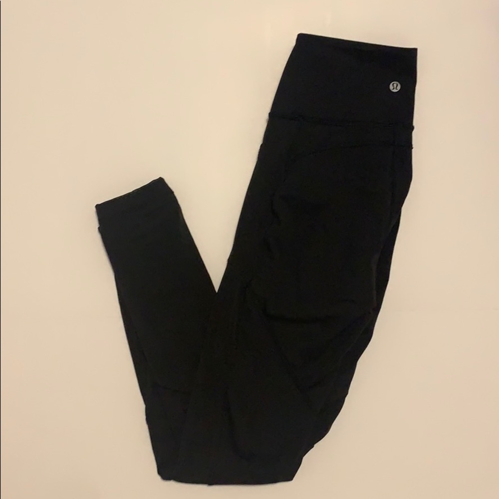 Black Lululemon leggings w mesh detail & pockets